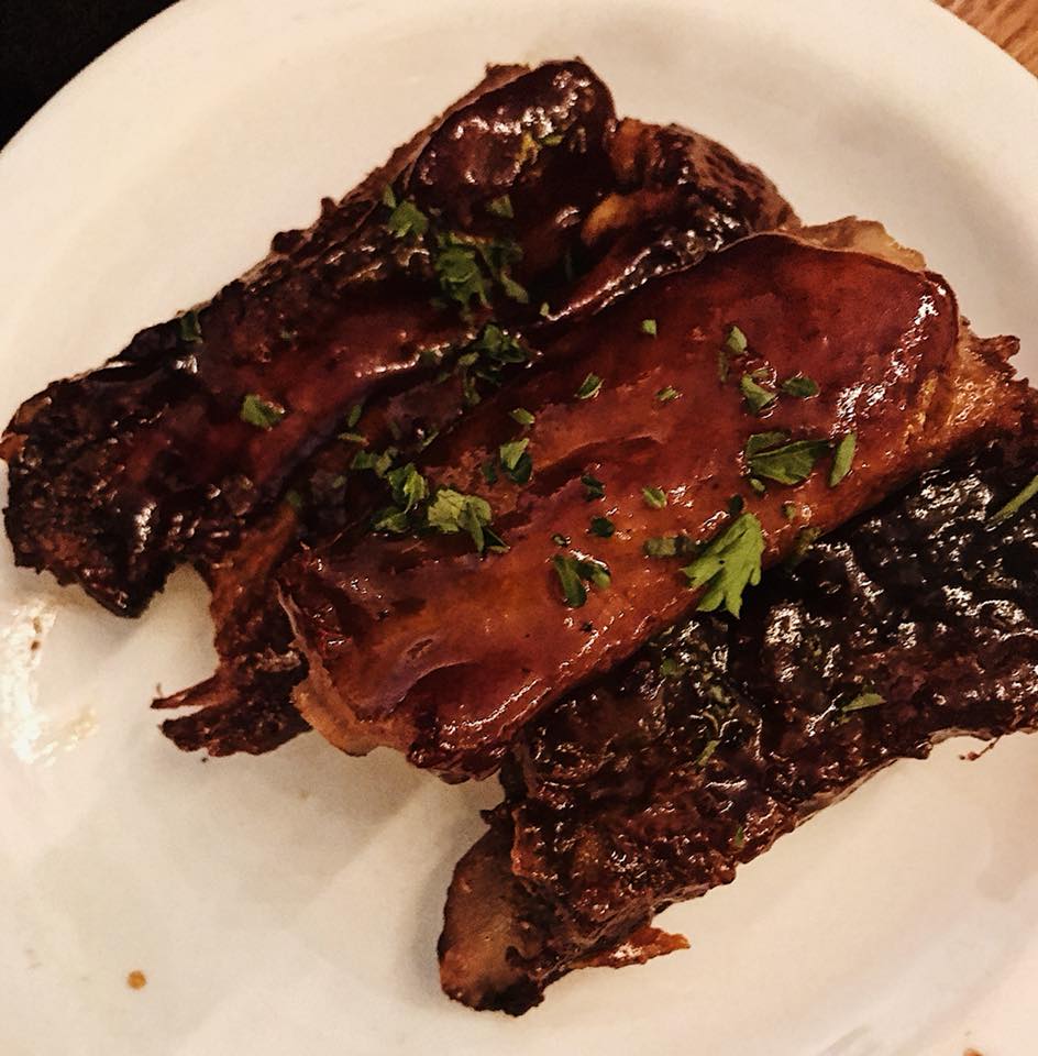 Spare ribs with garlic, white wine & barbecue sauce