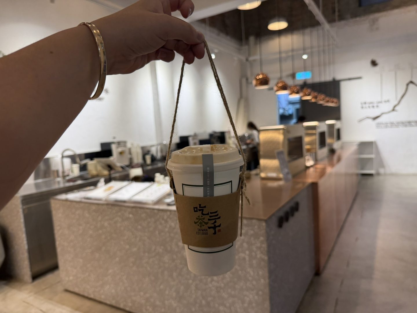 Chi Cha San Chen drink in a reusable rope carrier
