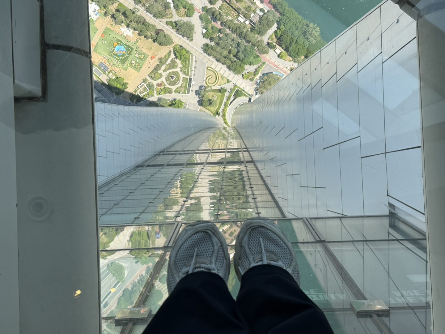 Lotte World Tower glass floored deck in Seoul